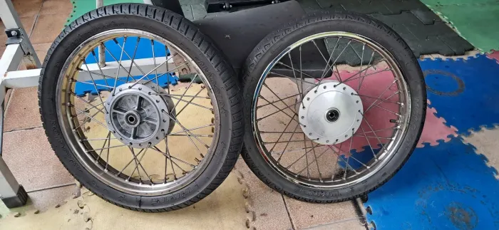 Par de Rodas a tambor aro 18 com pneu.