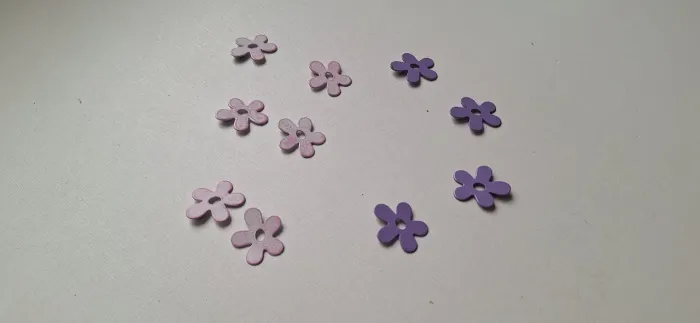 Ímãs para quadro metálico em formato de margaridas rosa e lilás
