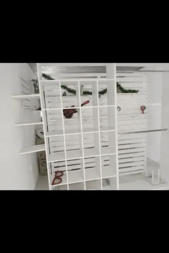 Móvel para loja. Mini colmeia cabideiro. Prateleira 