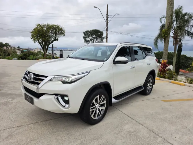 Toyota Hilux SW4 SRX 4X4 2.8 TDI 16V Dies. Aut. 2019
