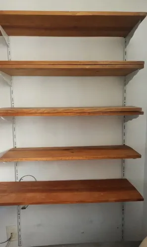 2 Trilhos branco + 10 suportes de prateleiras + 5 prateleiras pinus