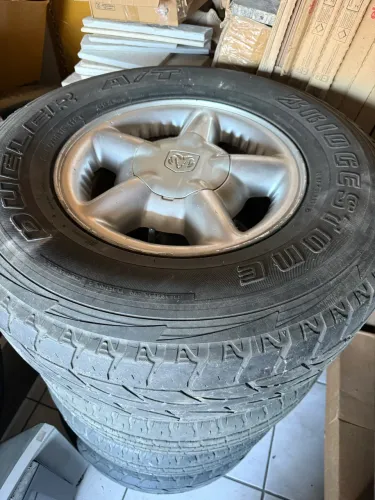 Jogo de rodas originais para dodge dakota com pneus e calotinhas