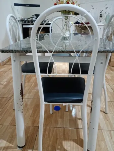 Mesa tampo de mármore com 4 cadeiras