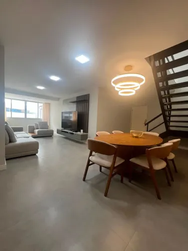 Cobertura duplex totalmente reformada na ponta verde com linda vista para o mar