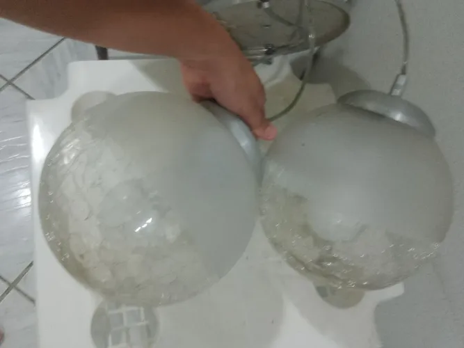 Lustre pendente global duplo , metade fosco, metade vidro, com duas lâmpadas, semi novo.