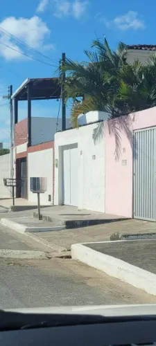 Aluga-se casa no Ouro Preto, Maceió. A casa possui 2 quartos sendo 1 suíte. Garagem para 2