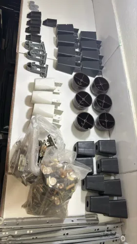 Kit com vários itens para montagem de móveis