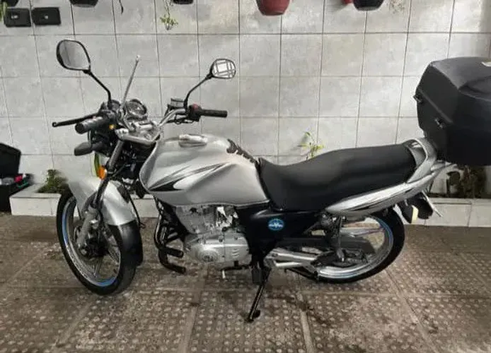 Suzuki YES 125 Prata - Quitada, Com Bauleto e Protetor de Motor