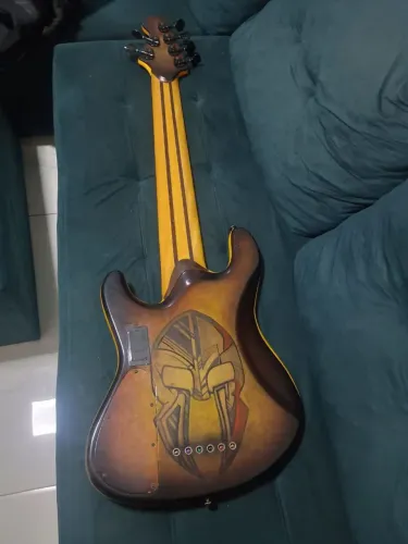 Vendo esse baixo 6 cordas