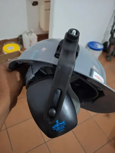 Capacete com abafador