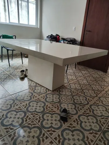 Mesa em resina branca usada para 6 lugares 