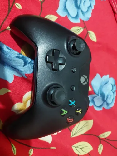 Controle xbox one , com defeito mais funcionando