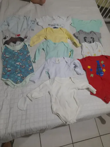 Lote de roupa de bebê