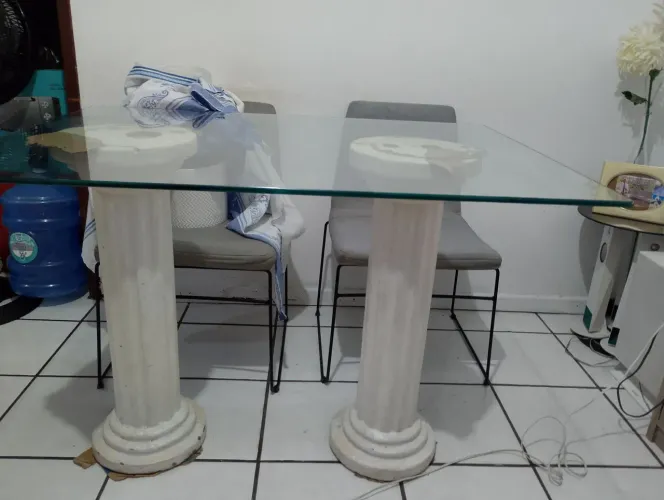 Mesa com 4 lugares ou até 6 de vidro 