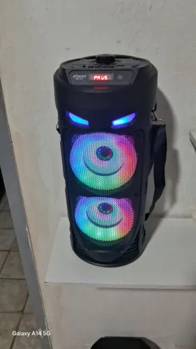Um caixa de som na caixa