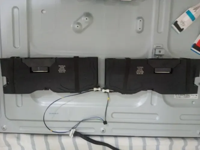 vende-se um par de alto falantes de tv lg 55uk6530psf 