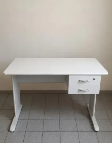 Mesa e armário