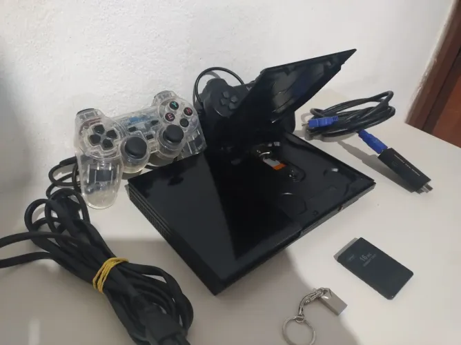 Playstation 2 com memorycard e pendrive.
