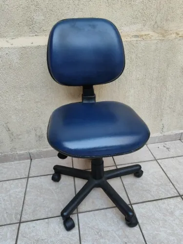 Cadeira Giratória Azul com Rodinhas Estofada Azul Couro