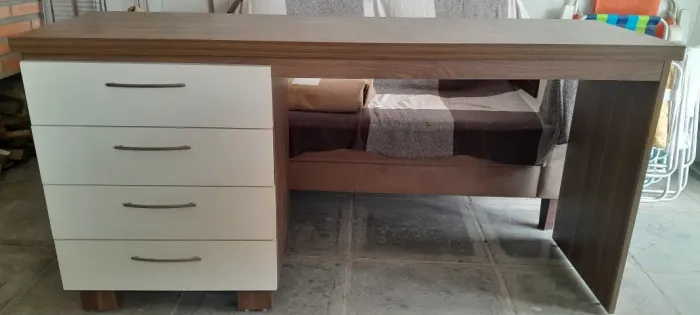 Escrivaninha com 4 gavetas med 1,60 X 60