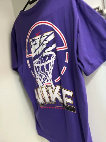 Camiseta Nike -roxa com logotipo