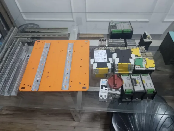 VENDE-SE PEÇAS E ACCESORIOS PARA PAINEL DE CONTROL INDUSTRIAL.
