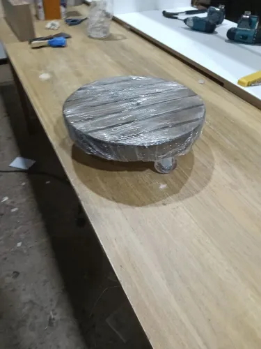 Suporte de madeira para vaso
