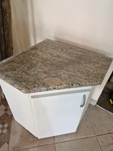 Armário de canto com tampo de granito