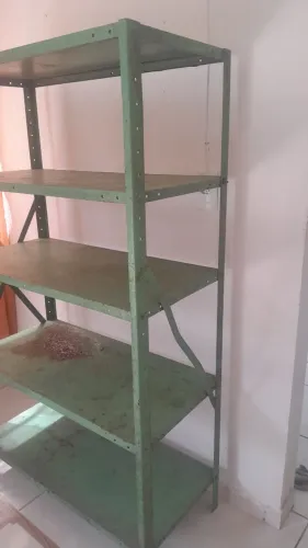 Estante de ferro