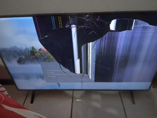 TV LG 55" - Tela Quebrada