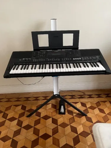 Teclado Yamaha PRS E463 com Pedestal Stay e Pedal Yamaha FC4A