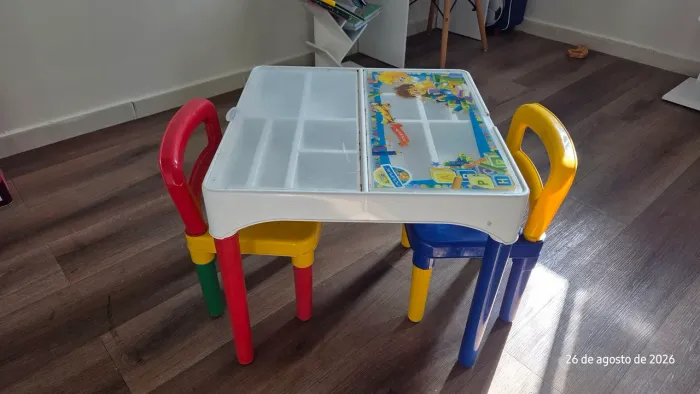 MESINHA INFANTIL COM CADEIRAS