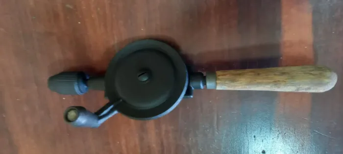 Furadeira manual antiga