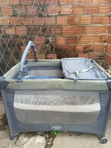 Vende-se Berço portátil, usado poucas vezes, acompanha trocador, mosquiteiro, colchão.