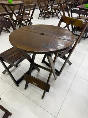Jogo de mesa com 4 cadeira 
