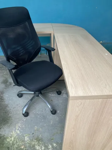 Mesa de canto e cadeira de escritório