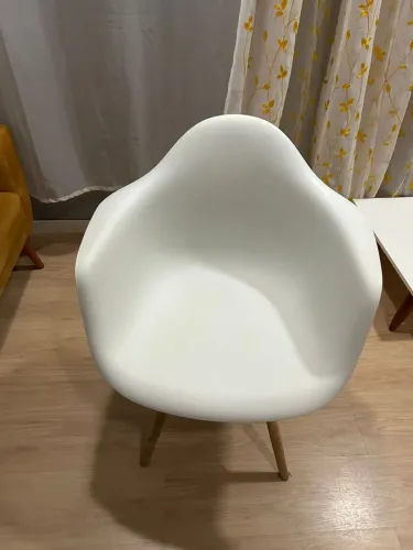 Cadeira branca Charles Eames Eiffel com braços