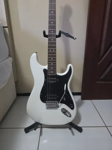 Guitarra Squier by Fender Stratocaster - Crafted in Indonesia - Upgrades Premium