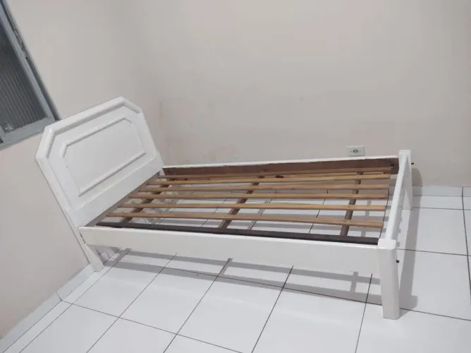 Cama solteiro de madeira sucupira 