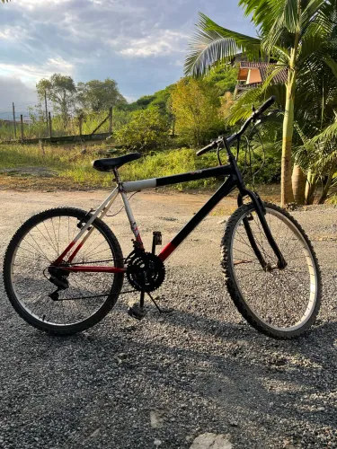 VENDO URGENTE bicicleta aro 26 Mormaii usada funcionando