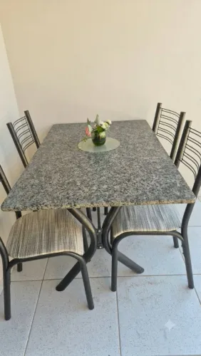 Mesa de Granito com 4 Cadeiras em Aço - Ótimo Estado!