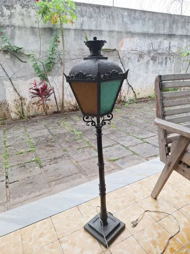 Poste/Luminária de Ferro Fundido com Vidros Coloridos