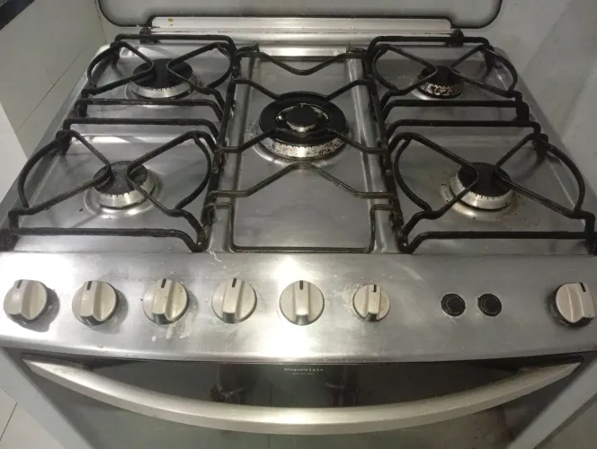 Vende-se fogão 5 bocas Electrolux, está com detalhezinho na parte elétrica somente