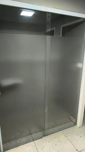 1 portas de vidro, aceito proposta