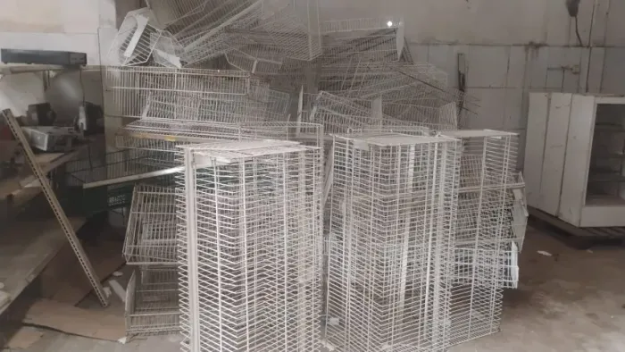 Cestos de ferro para gôndola de mercado. Valor: 60,00 reais cada. 