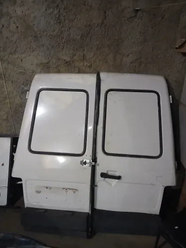 Vendo portas traseiras de fiorino fire 2008.