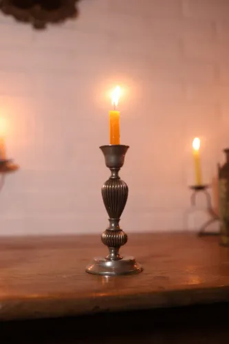 lindo castiçal furtacor em metal pesado detalhado antigo antiquario vintage decoração 1960