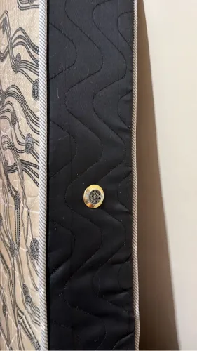 Colchão solteiro Sonelmo, linha luxo, tecido matelassado com respiro lateral metálico.