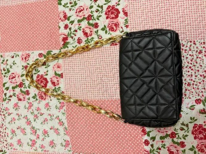 Bolsa feminina preta matelassê