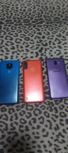 Vendo 3 celular,,so tela ruim,,j8 ,motor 7power, motoe play,,